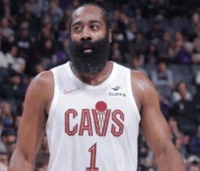 哈登上半场13投仅3中，三分4中1得到7分2篮板2助攻